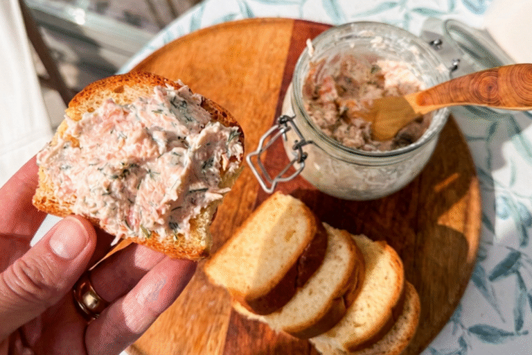 Prancuziska lasisos uztepele Salmon Rillettes stiklainyje šalia skrudintos duonos sumuštinis